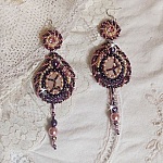 BO Grace brod&eacute;es avec des cabochons en Quartz Rose, des perles rondes nacr&eacute;es en verre de couleur : Ivoire, Rose, Violet &agrave; laquelle s'ajoute des cristaux : cabochons Light Rose, toupies et rocailles  